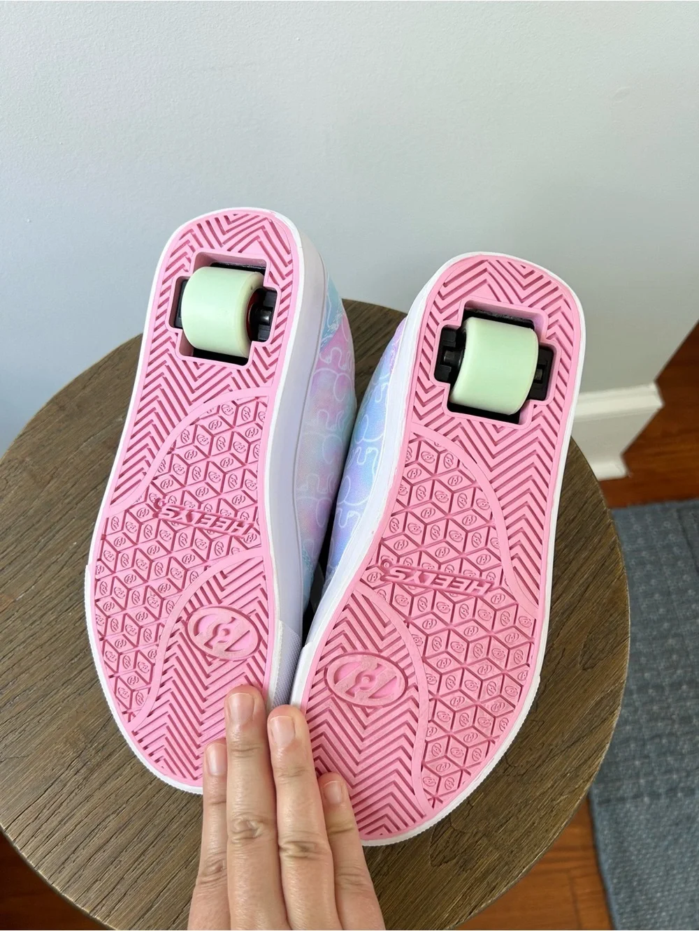 Heelys girls sneakers with interchangeable wheel in heel